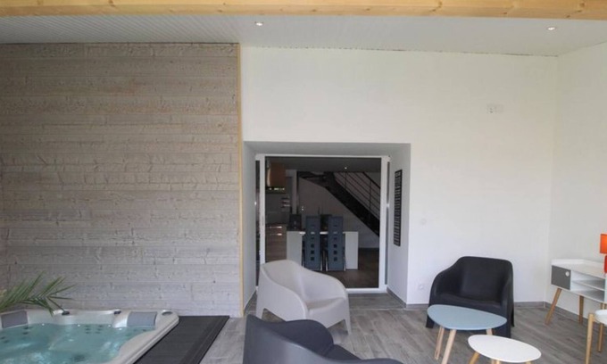Samoyas Apartment | Apartment 'Gîte De Laphine' with Mountain View, Private Terrace and Wi-Fi