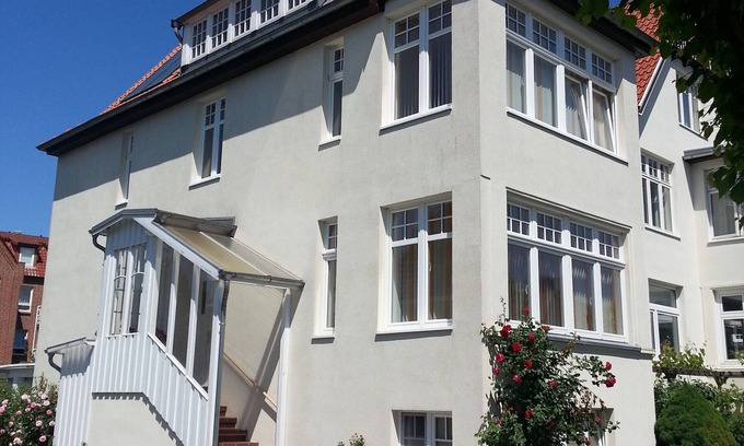 Alt-Travemunde/Ronnau Apartment | Apartment 'Haus Übersee Wohnung Samoa' with Shared Garden and Wi-Fi