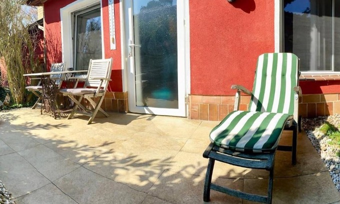 Sud House | Apartment 'Haus Mit Kunst' with Private Terrace, Shared Garden and Wi-Fi