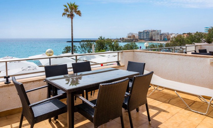 S'illot Apartment | Apartment 'Hostal Antic Apartamento 201' with Balcony, Wi-Fi and Air Conditioning