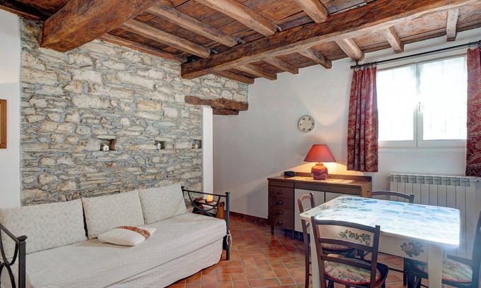 Siglioli Apartment | Apartment 'Il piccolo fienile' with Shared Pool, Garden and Wi-Fi