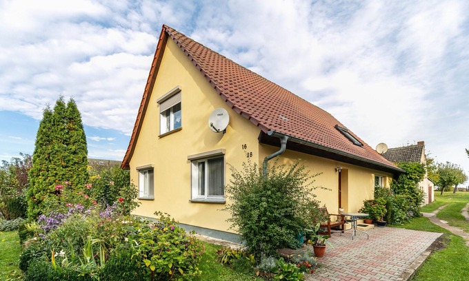 Schmargendorf Apartment | Apartment 'Im Blumengarten' with Wi-Fi, Terrace & Garden