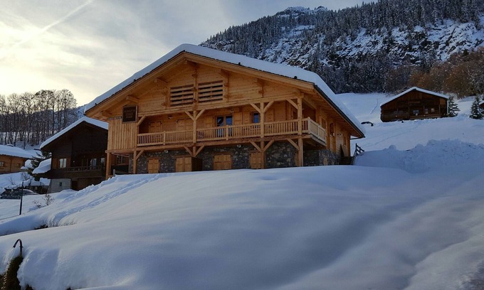Le Grand-Bornand Apartment | Apartment in chalet Jeanne-Marie-in the heart of the old village Chinaillon