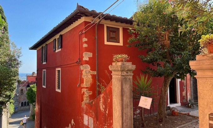 Buggiano Apartment | Apartment in the former 18th-century stables of Villa Sermolli
