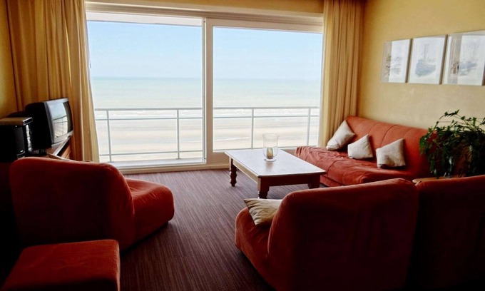 Nieuwpoort-aan-Zee Apartment | Apartment in Nieuwpoort with Ocean Views