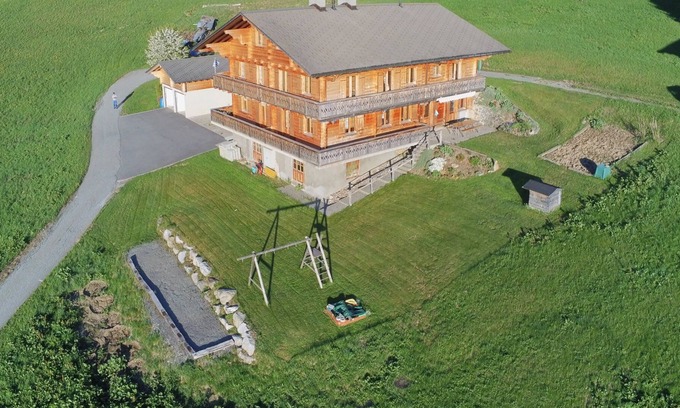Ormont-Dessous House | Apartment in semi-detached chalet