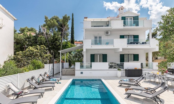Municipality of Trogir Apartment | Apartment in Slatine near the Sea beach