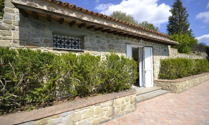 Il Borgo Villa | Apartment in villa with hot tub, WIFI, A/C, pool, TV, panoramic view, parking, close to Cortona