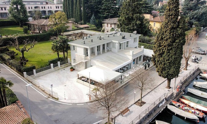 Portese Apartment | Apartment 'Gran Fausto Bilo' with Lake View, Wi-Fi and Air Conditioning