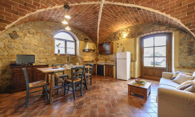Pomarance Apartment | Apartment 'La Caciaia' with Shared Pool, Private Garden and Wi-Fi