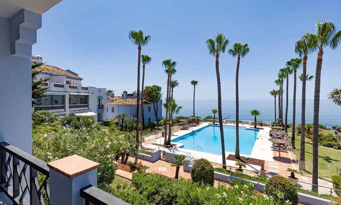 Bahia de Casares Apartment | Apartment 'La Perla de Marakech 14' close to the Beach with Sea View, Pool & Wi-Fi