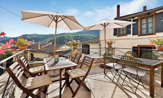 Cardoni Apartment | Apartment "Le Peonie - Celestino" with Mountain View, Garden & Wi-Fi