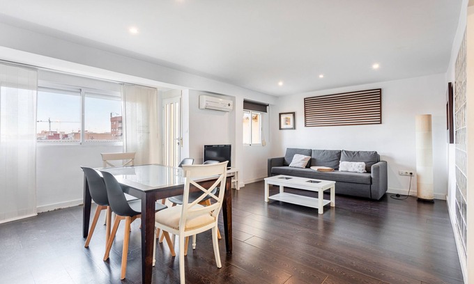 La Carrasca Apartment | Apartment 'Malvarrosa' with Balcony and Wi-Fi