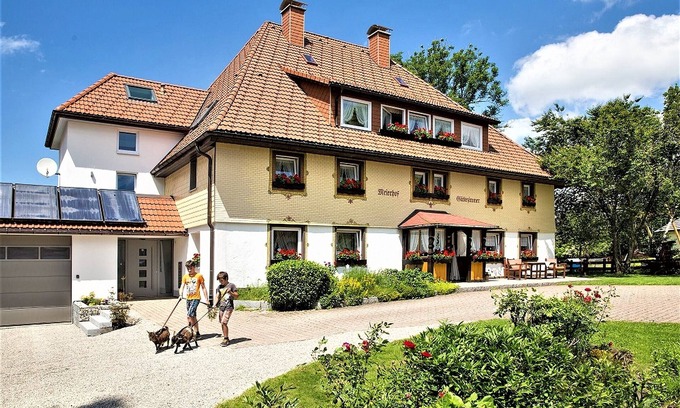 Sankt Maergen Apartment | Apartment 'Meierhof, 38qm' with Shared Terrace, Shared Garden and Wi-Fi