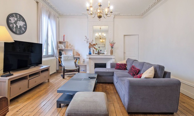 Perigueux Apartment | Apartment 'Miraflores, Appartement En Ville' with Wi-Fi