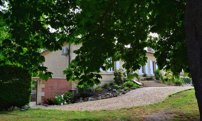 Gaillan-en-Medoc Apartment | Apartment mit Sonnenterrasse Zwischen Atlantik und Wein