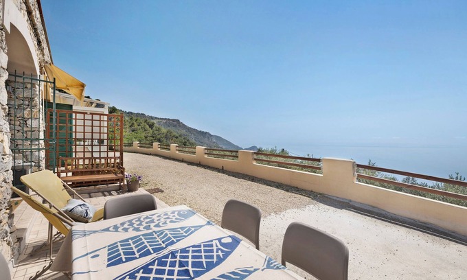 Finale Ligure Apartment | Apartment "Oleandro" with Sea View, Garden & Wi-Fi