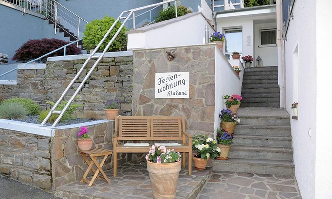Assmannshausen Apartment | Apartment on the edge of the forest with a terrace near the vineyards! "Rheinsteig"