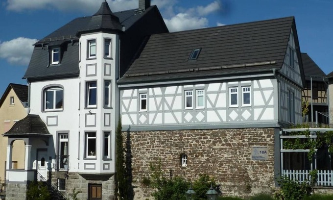 Hoehr-Grenzhausen Apartment | Apartment Orchidee - Living room/bedroom - Apartments in the Château d'Esprit