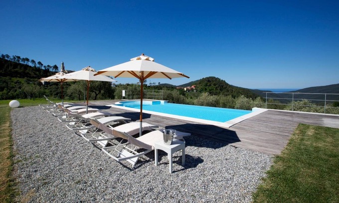 Deiva Marina Apartment | Apartment 'Pignola' with Mountain View, Wi-Fi and Air Conditioning