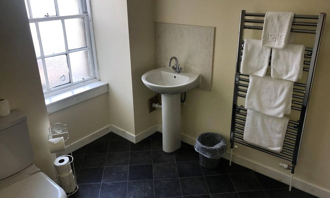 Cumbernauld Apartment | Apartment-Private Bathroom