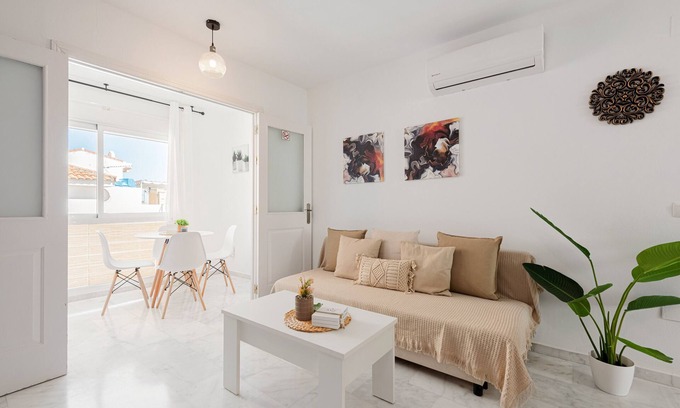 Bailen-Miraflores Apartment | Apartment 'Rd Berrocal' with Wi-Fi and Air Conditioning