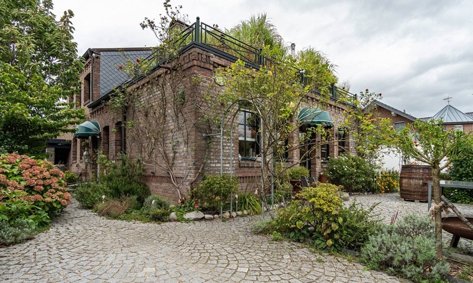 Rees Apartment | Apartment 'Rose Cottage' with Private Terrace, Private Garden and Wi-Fi