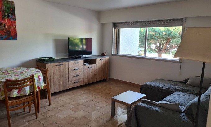 Saint-Nazaire Apartment | Apartment Saint Cyprien beach 100m from the sea