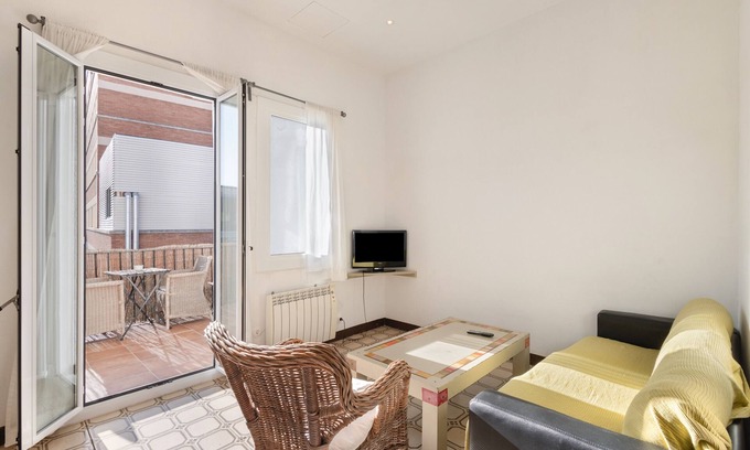 Esplugues de Llobregat Apartment | Apartment 'Santa Rosa' with Private Terrace, Balcony and Wi-Fi