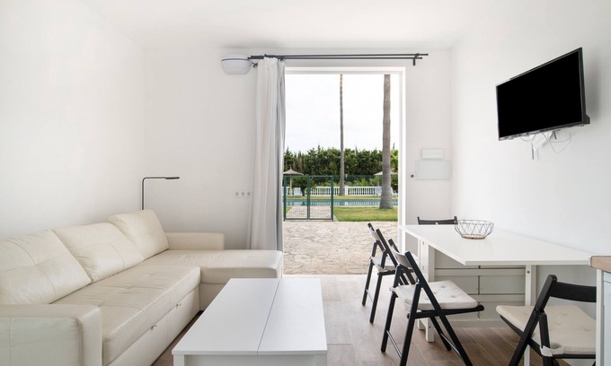 Brena y Marismas de Barbate Natural Park Apartment | Apartment 'Suite 5 In Natural Park' with Shared Pool, Wi-Fi and Air Conditioning