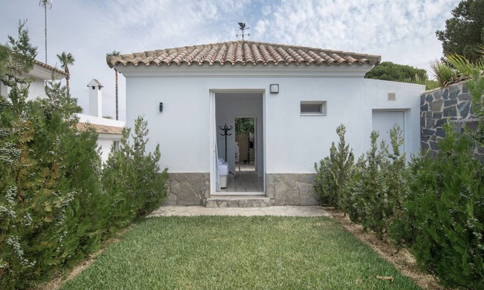 Brena y Marismas de Barbate Natural Park Apartment | Apartment 'Suite 7 In Natural Park' with Shared Pool, Wi-Fi and Air Conditioning