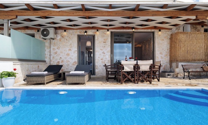 Tsoukaladhes Villa | Apartment 'Suite Iro' with Sea View, Wi-Fi and Air Conditioning