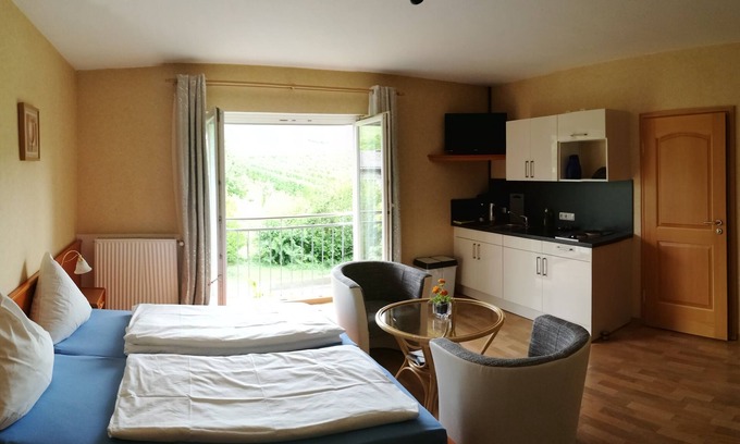 Brauneberg Apartment | Apartment-Superior-Private Bathroom-Blick auf die Weinberge 4