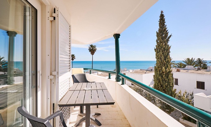 Alporchinhos Apartment | APARTMENT TANSY DIRECTLY BY THE SEA WITH A DREAM SEA VIEW AND POOL