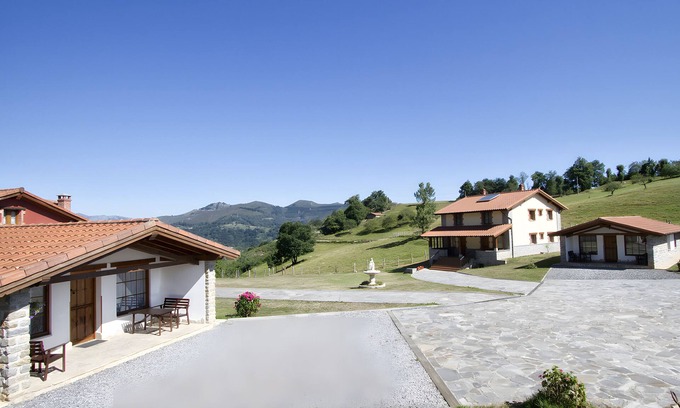 Cangas de Onis House | Apartment 'Trasgu' with Mountain View, Private Terrace and Wi-Fi