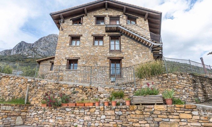 Valle de Lierp Apartment | Apartment 'Turbón' with Mountain View, Shared Garden and Wi-Fi