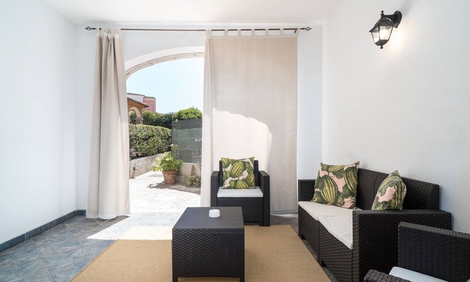 Tanaunella Apartment | Apartment 'Un Giardino Sul Mare' with Private Garden, Wi-Fi and Air Conditioning