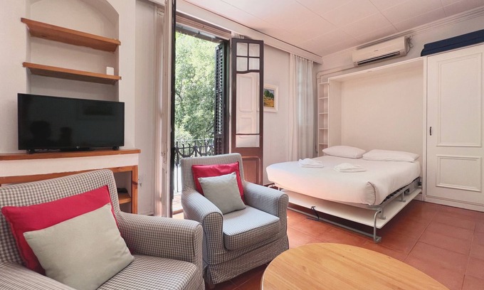 El Camp de l'Arpa del Clot Apartment | Apartment with a balcony and terrace