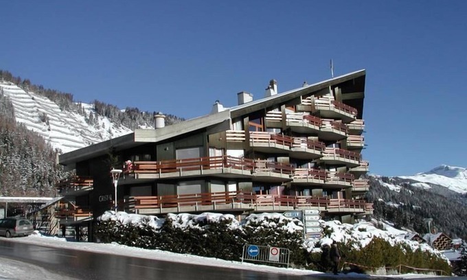 Anzere Apartment | Apartment with entrance corridor, 1 bedroom with 1 double bed, which is separated from the living by