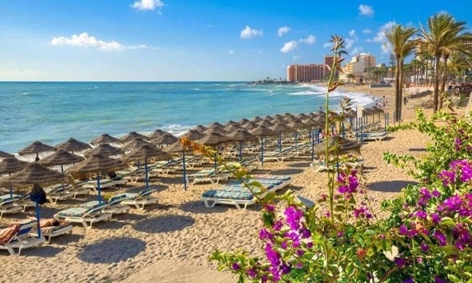 Carihuela Apartment | Apartment with large terrace next to the beach