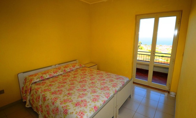 Santa Domenica Apartment | Apartment with sea view, parking space and free wi fi! (n ° 7)