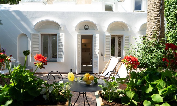 Capri House | Apartment with terrace and garden in the center