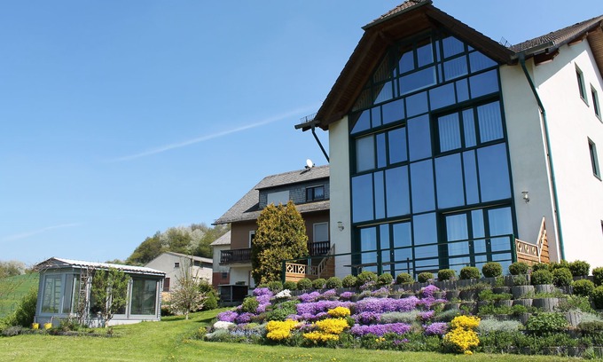 Obertiefenbach Apartment | Apartment yard Spriestersbach, beautiful, peaceful countryside location