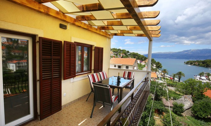 Splitska Apartment | Apartments Boro (33301-A2) - Splitska - island Brac