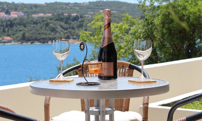 Lozica Apartment | Apartments Lozica - Comfort Studio Apartment with Terrace and Sea View