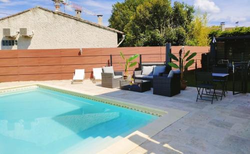 Morieres-les-Avignon Apartment | Appart 1 ch rénové avec piscine