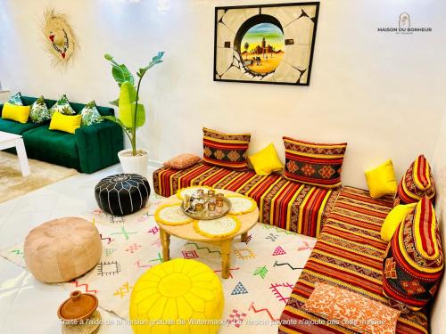 Gueliz Apartment | Appart F3 de luxe à Gueliz - 5 min de la gare - Piscine, WiFi, parking au coeur de Marrakech