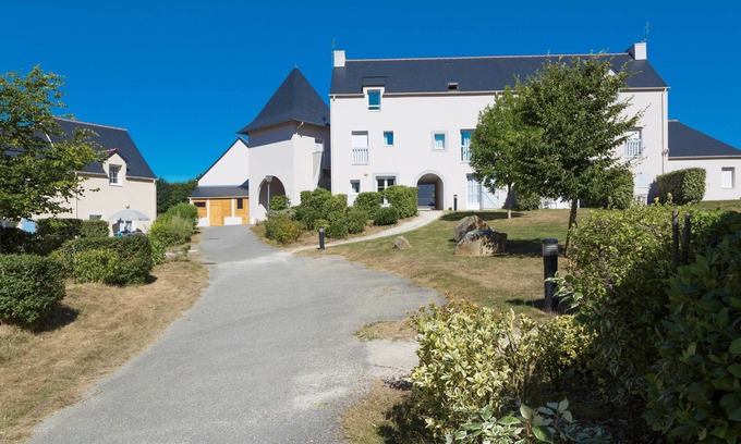 Le Tronchet Condo | Appart sur la Côte d'Émeraude, Terrain Multisports