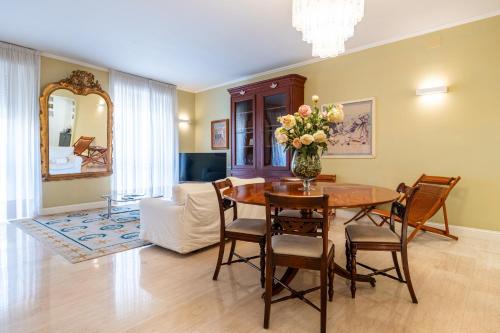 Marina District Apartment | Appartamento luminoso di design in centro
