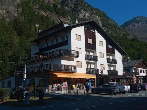 Antey-Saint-Andre Apartment | Appartamento raccolto con terrazzo e parcheggio CIR 0002